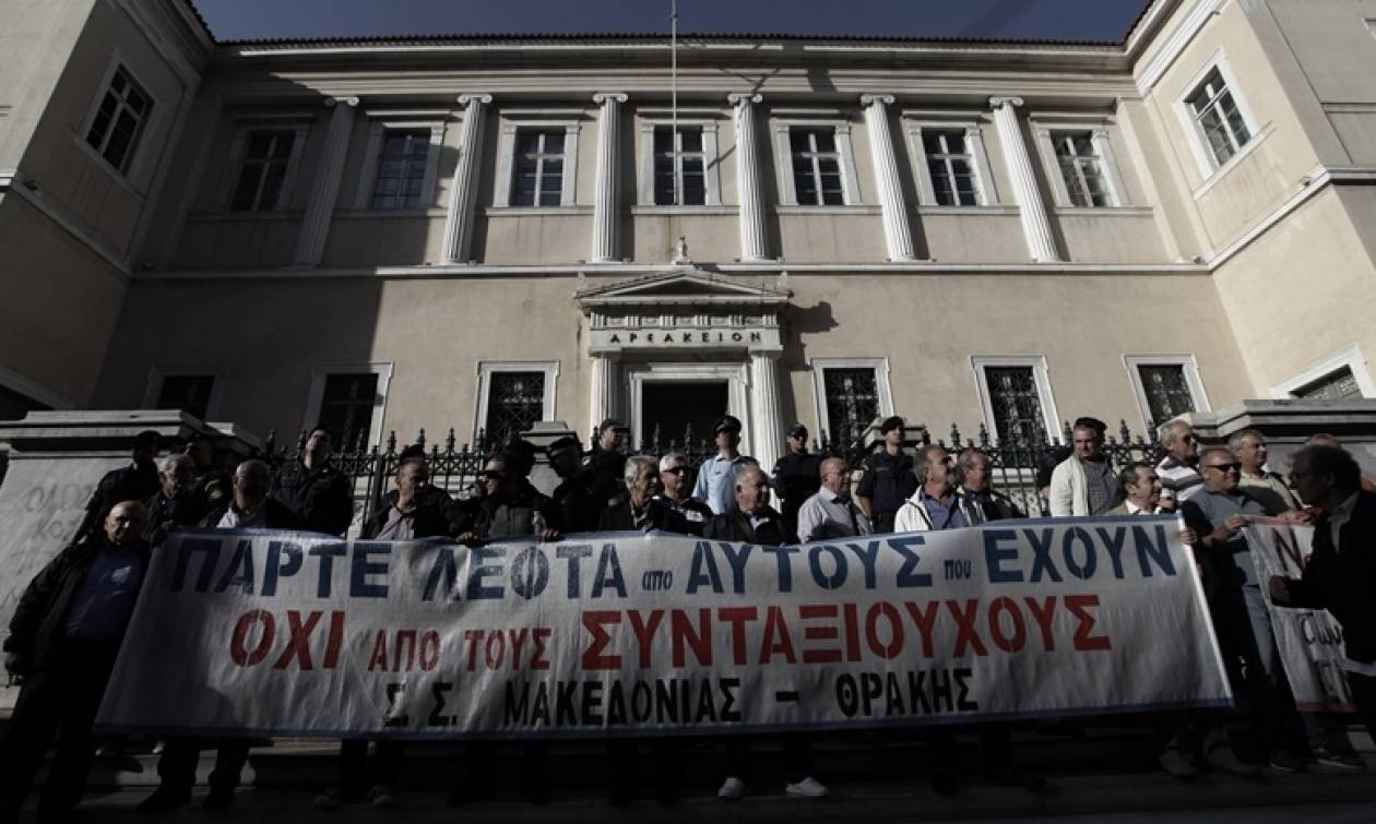 Συγκέντρωση συνταξιούχων έξω από το κτήριο του ΣτΕ - Με προβλήματα η κίνηση των οχημάτων (pics)