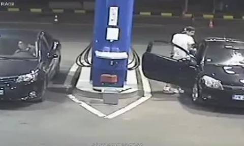 Αρνήθηκε να σβήσει το τσιγάρο του στο βενζινάδικο. Δείτε τι του έκανε ο ιδιοκτήτης... (video)