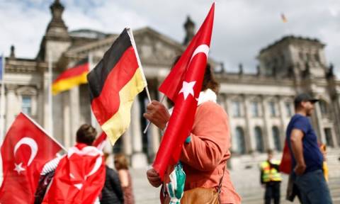 Αρχίζει να «λυγίζει» η Τουρκία απέναντι στη Γερμανία