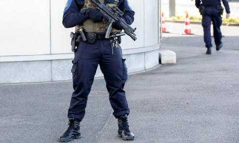 Ελβετία: Νεκρός από πυρά αστυνομικού πρόσφυγας - Απειλούσε με μαχαίρι δύο άλλους πρόσφυγες