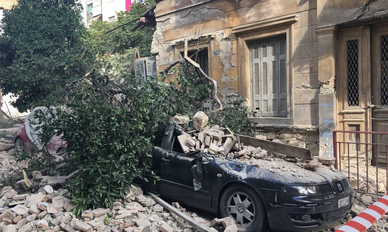 Συγκλονιστικές φωτογραφίες από την κατάρρευση κτηρίου στον Πειραιά