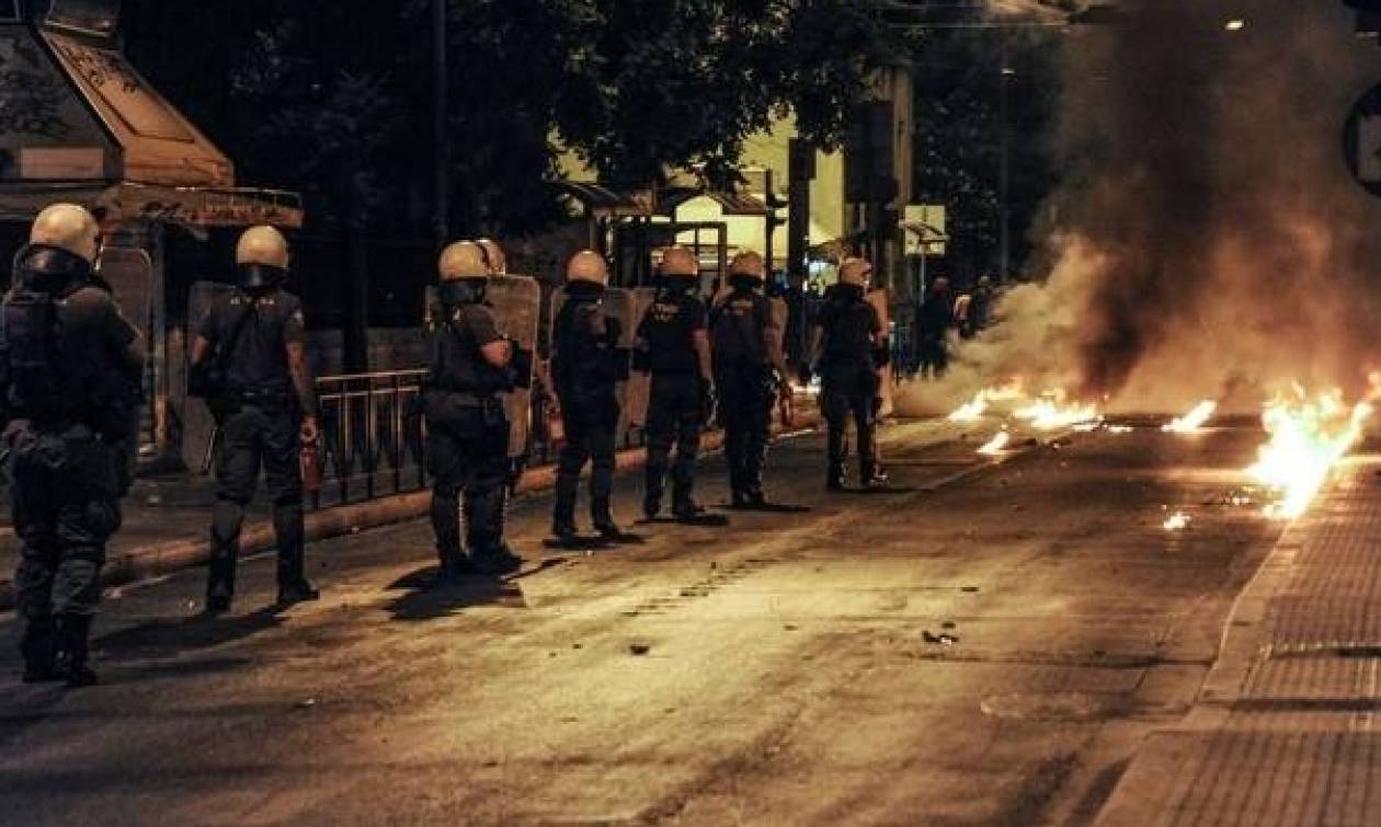 Επεισόδια στα Εξάρχεια - Στήνουν οδοφράγματα και πετούν μολότοφ