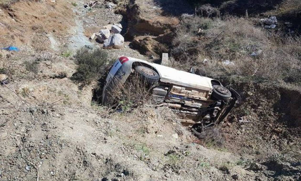 Από θαύμα γλίτωσαν στα Φάρσαλα όταν το αυτοκίνητό τους έπεσε στο γκρεμό (pics)