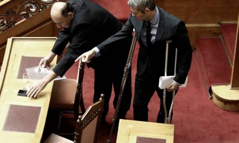 Με πατερίτσες στη Βουλή ο Κώστας Καραγκούνης – Τι συνέβη; (pics)