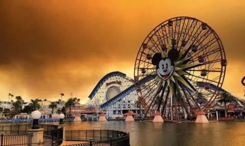 Εικόνες αποκάλυψης στην Καλιφόρνια: Πυκνοί καπνοί «πνίγουν» τη Disneyland