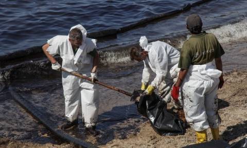 Ολοκληρώνεται ο καθαρισμός των ακτών του Σαρωνικού - Ποια η κατάσταση στις παραλίες