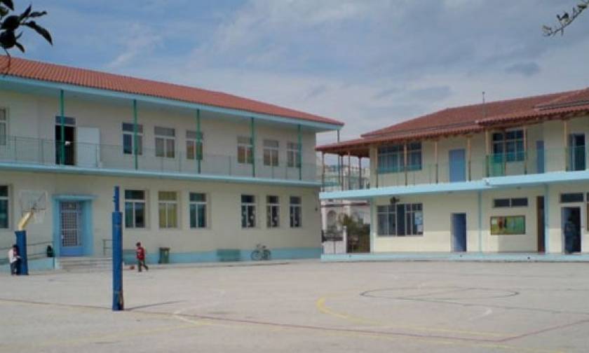 Θρίλερ στα σχολεία: Άγνωστοι πετούν ναφθαλίνη στα προαύλια