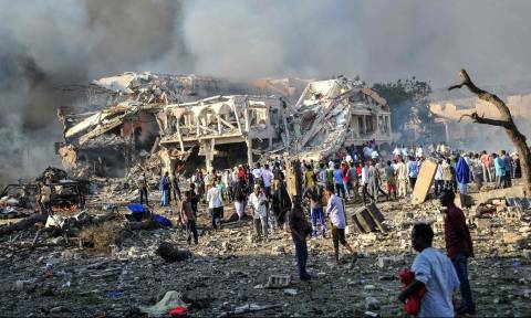 Ανείπωτη φρίκη στη Σομαλία: Εκατόμβη νεκρών από διπλή βομβιστική επίθεση (pics-vid)