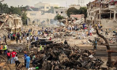 Σομαλία: Πάνω από 200 οι νεκροί από την έκρηξη του παγιδευμένου οχήματος στο Μογκαντίσου (pics+vid)