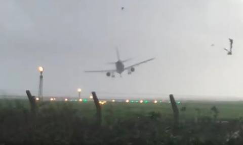 Βίντεο που κόβει την ανάσα: Δραματική προσγείωση αεροπλάνου εν μέσω καταιγίδας!