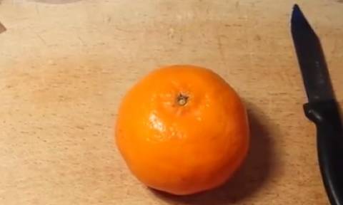 Πήρε ένα πορτοκάλι. Αυτό που έφτιαξε θα το κάνετε κι εσείς αμέσως (video)