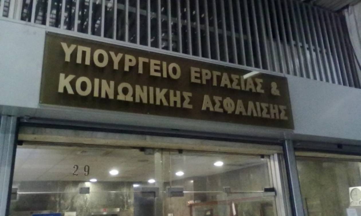 Κατασκήνωσαν έξω από το υπουργείο Εργασίας γιατί... χάνουν τις συντάξεις χηρείας τους!