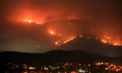 Καλιφόρνια: Σε δέκα μέτωπα η μάχη με τις φλόγες – Στους 42 οι νεκροί