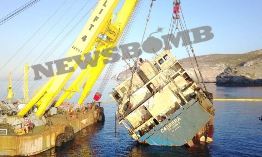 Ανέλκυση πλοίου στην Άνδρο: Συγκλονιστικές φωτογραφίες του Newsbomb.gr