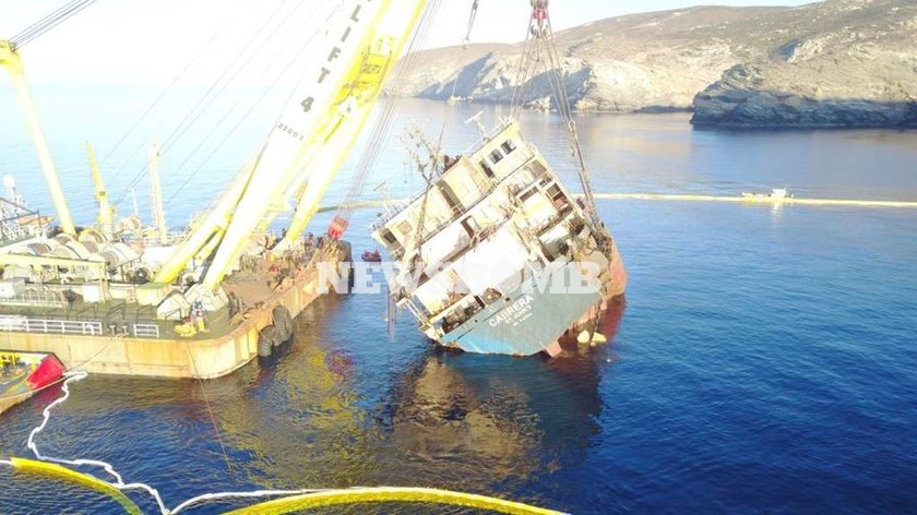 Ανέλκυση πλοίου στην Άνδρο: Συγκλονιστικές φωτογραφίες του Newsbomb.gr 