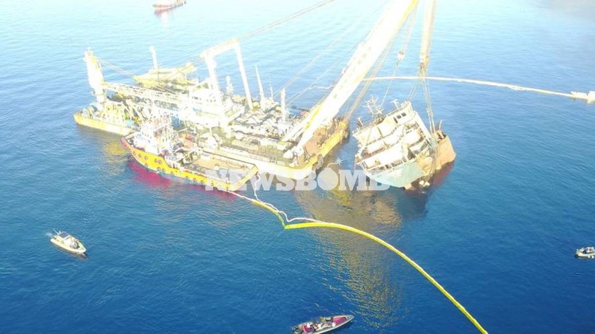 Ανέλκυση πλοίου στην Άνδρο: Συγκλονιστικές φωτογραφίες του Newsbomb.gr 