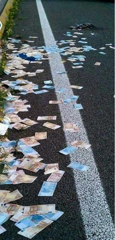 Πανικός στην Εθνική Οδό Κορίνθου - Πατρών: «Έβρεξε» χαρτονομίσματα των 50 και 20 ευρώ!