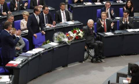 Καρέ-καρέ η «στέψη» του Σόιμπλε ως νέου προέδρου της Bundestag