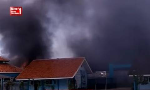 Ινδονησία: 27 νεκροί από έκρηξη και φωτιά σε εργοστάσιο πυροτεχνημάτων (vid)