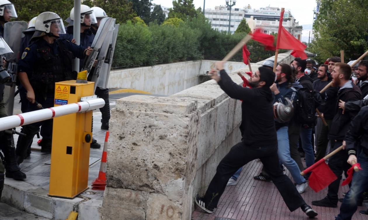 Επεισόδια σε φοιτητική πορεία στο κέντρο της Αθήνας (pics)