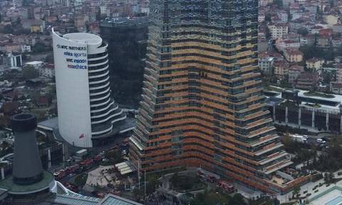 Φωτιά σε ουρανοξύστη στην Κωνσταντινούπολη (vid)