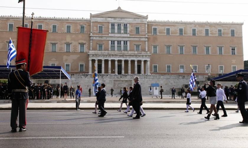 28η Οκτωβρίου 1940: Σε εξέλιξη η μαθητική παρέλαση στην Αθήνα (pics)