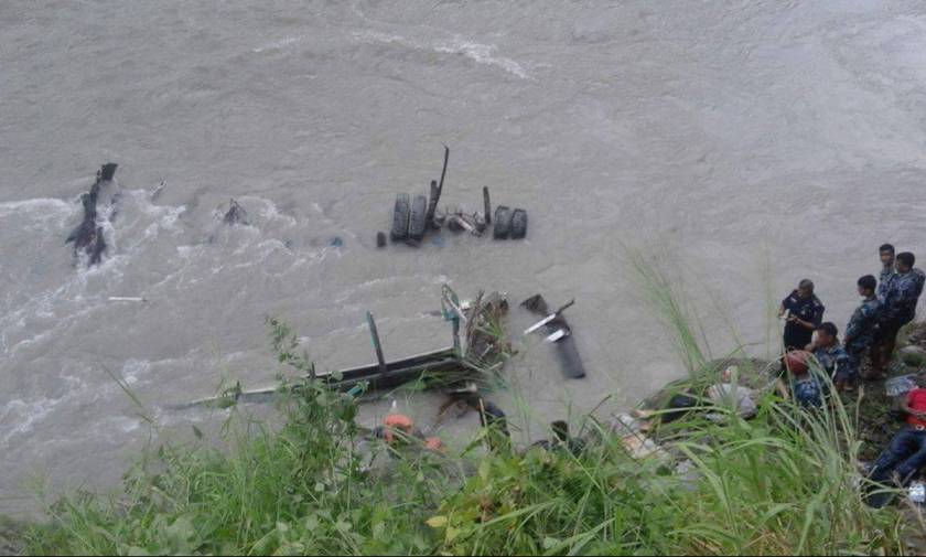 Τραγωδία στο Νεπάλ: Τουλάχιστον 31 άνθρωποι νεκροί από πτώση λεωφορείου σε ποταμό