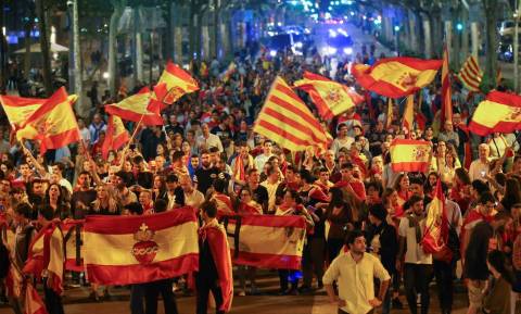 Καζάνι που βράζει η Ισπανία: Στους δρόμους χιλιάδες διαδηλωτές για την Καταλονία