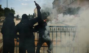Επεισόδια στο κέντρο της Αθήνας: Μαθητικό συλλαλητήριο με μολότοφ, πέτρες και χημικά (pics&vid)