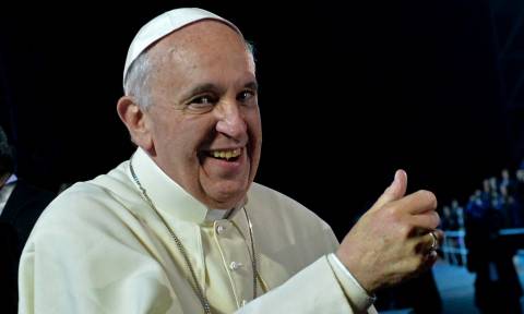 Ο Πάπας εξομολογείται: «Καμιά φορά, όταν προσεύχομαι, με παίρνει ο ύπνος»