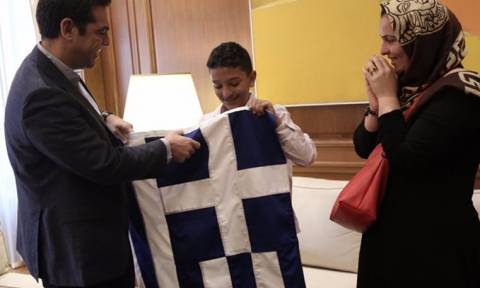 Ο Αμίρ κράτησε την ελληνική σημαία - Η συνάντησή του με τον Αλέξη Τσίπρα