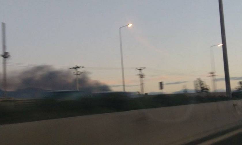 Αποκλειστικές εικόνες: Μεγάλη πυρκαγιά ΤΩΡΑ σε εργοστάσιο στο Μενίδι – Ένας τραυματίας