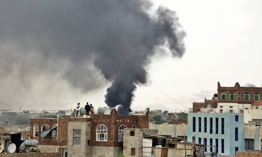 Υεμένη: Αεροσκάφη του συνασπισμού υπό τη Σ. Αραβία βομβάρδισαν το υπουργείο Άμυνας