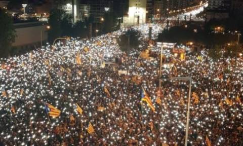 Μεγαλειώδης διαδήλωση στη Βαρκελώνη: Ζητούν την αποφυλάκιση των ηγετών τους (vid)
