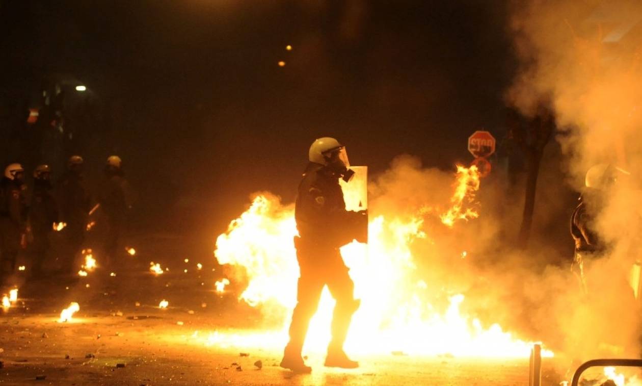 Oλονύκτιες επιθέσεις σε μολότοφ στα Εξάρχεια