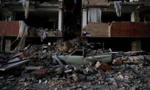 Ανείπωτος θρήνος στο Ιράν: Εκατοντάδες νεκροί και χιλιάδες τραυματιές από το σεισμό (pics+vid)