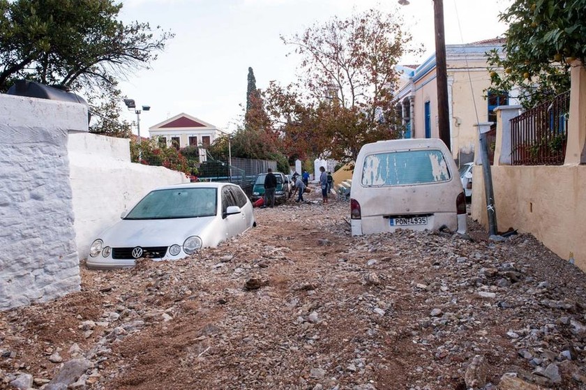 Κακοκαιρία: Τεράστιες οι ζημιές στη Σύμη από τη βροχή - Χείμαροι παρέσυραν τα πάντα στο πέρασμά τους