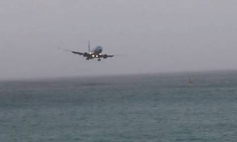 Σχεδόν ένα με τη θάλασσα! Αεροσκάφος επιχειρεί να προσγειωθεί χωρίς επιτυχία (video)