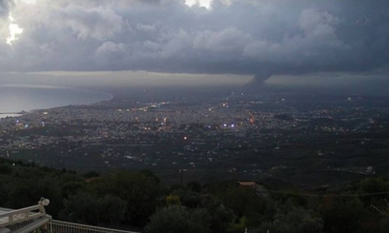 Κακοκαιρία - Απίστευτες εικόνες: Ανεμοστρόβιλος «χτυπά» την Καλαμάτα