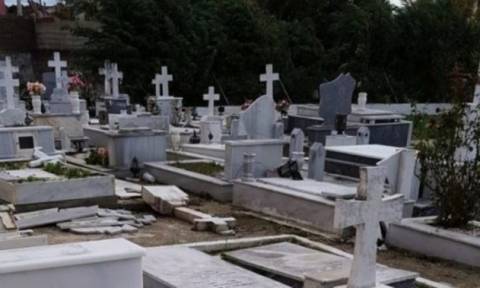 Εικόνες «Αποκάλυψης» στους Γαργαλιάνους: Ο ανεμοστρόβιλος άνοιξε τους τάφους! (pic+video)