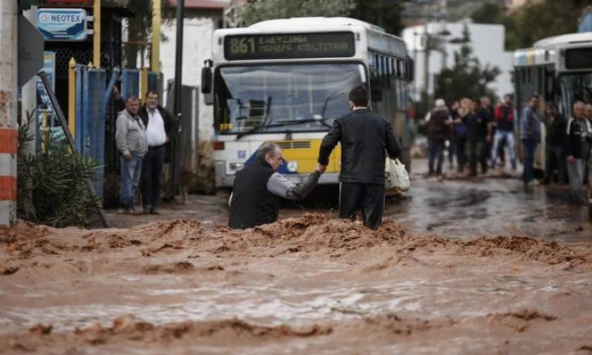 Πλημμύρες Μάνδρα: Ανοίγουν θέρετρα του στρατού και ξενοδοχεία για τους πλημμυροπαθείς