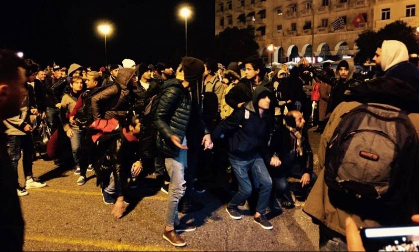 Θεσσαλονίκη: Εκατοντάδες πρόσφυγες κατευθύνονται με τα πόδια στην Ειδομένη (vid)