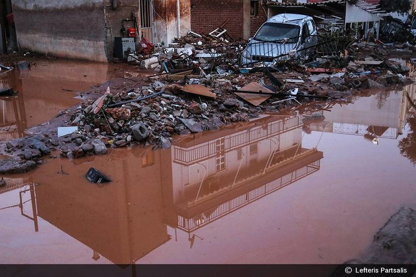 Πλημμύρες Νεα Πέραμος - Μάνδρα: Ντράπηκε μέχρι και το κουράγιο στον τόπο της τραγωδίας(photos)