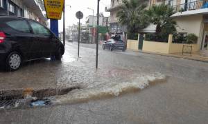 Καιρός ΤΩΡΑ: Η κακοκαιρία «σφυροκοπά» πάλι την Αττική - Ισχυρές βροχές και καταιγίδες (pics+vids)