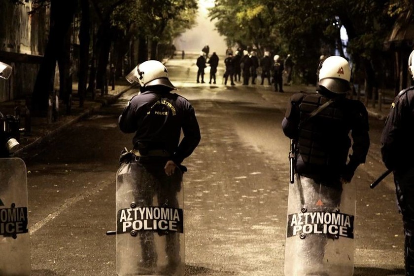 Επέτειος Πολυτεχνείου: Εικόνες χάους από το κέντρο της Αθήνας (pics-vid)