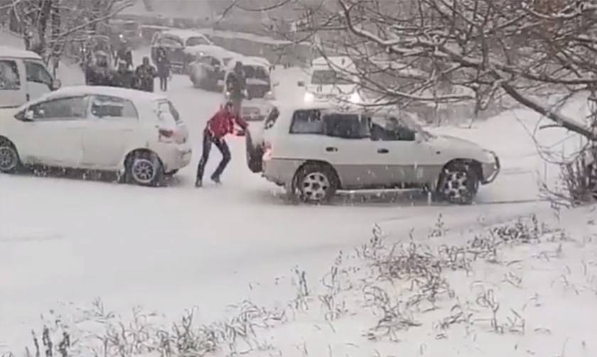 Απίστευτες εικόνες στη Ρωσία: Εκατοντάδες τροχαία από τη σφοδρή χιονόπτωση (vids)