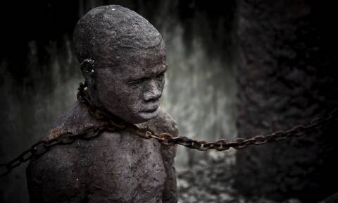 Σύγχρονος μεσαίωνας: Διεθνής κατακραυγή για τα σκλαβοπάζαρα της Λιβύης (Vids)