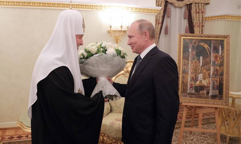 Путин подарил патриарху Кириллу на день рождения картину с видом на Успенский собор Кремля