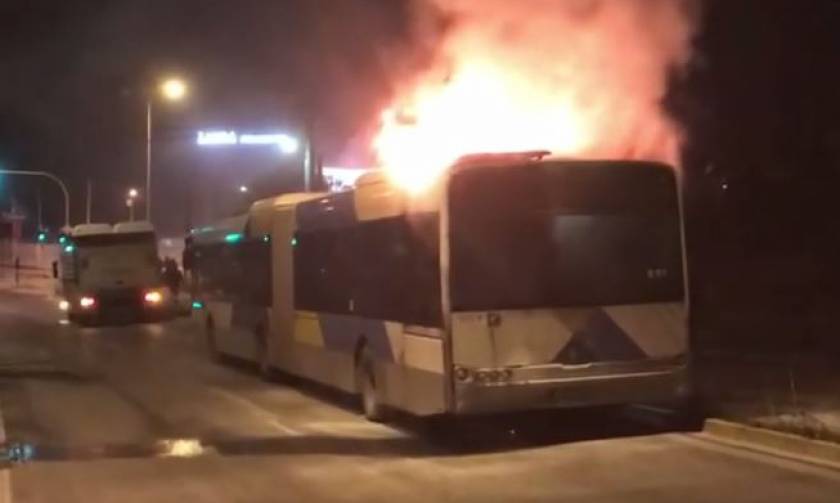 Βίντεο: Η στιγμή που λεωφορείο του ΟΑΣΑ «λαμπαδιάζει» στη Βάρης - Κορωπίου