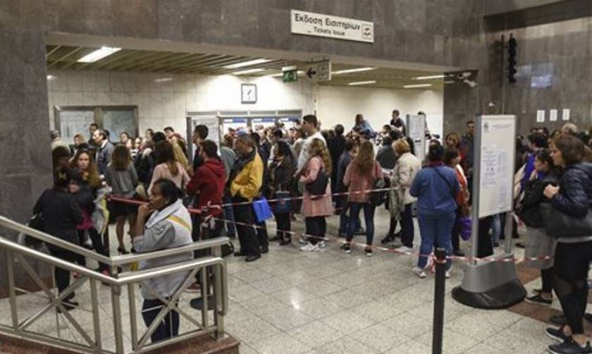 Ηλεκτρονικό εισιτήριο: Ατελείωτες ουρές σε σταθμούς του μετρό